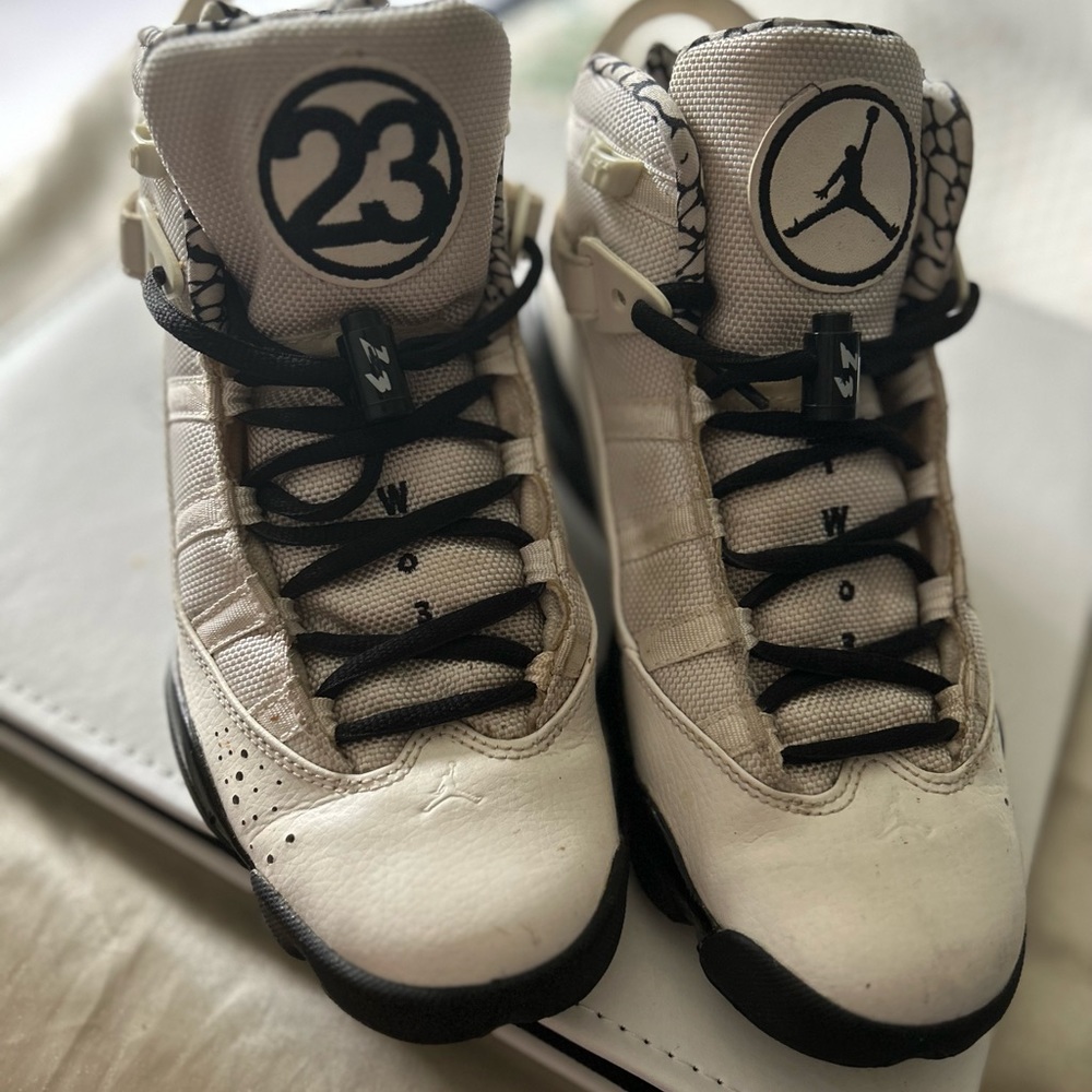 Jordan 6 rings b/w